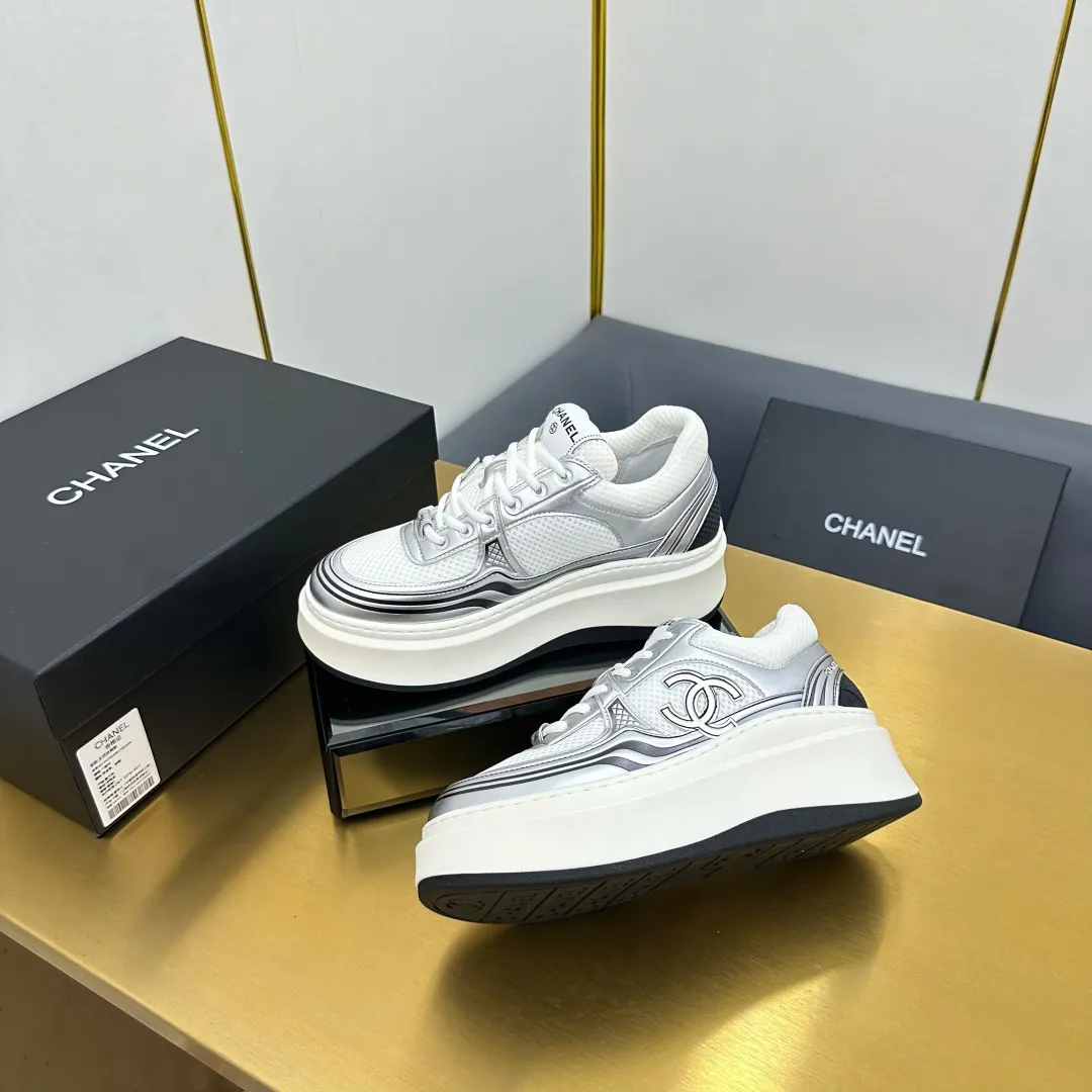 👟👟Ex-factory price 680👟👟 Upgraded version, upgraded version, upgraded version! No rebuttal accepted! ! ! ! Chanel Chanel panda shoes! 2025 counter's top casual sports shoes. This classic design; the upper is electro-embroidered with a variety of techniques; the outsole is fashionable and sporty; the unusual inclusion of a variety of color matching elements... The diversified mix and match is very good-looking and versatile, and can be used for leisure, fashion, sports, and outdoor... ꫛꫀꪝ Go➫ Materials: ❶Upper made of: original imported first-layer silk cowhide + original waterproof cloth + original first-layer cowhide ❷Inner lining: Original Yangli+Net ❸Outsole based on: Original TPU combination outsole Counter boutique packaging complete set for women 35–41 👉 👉